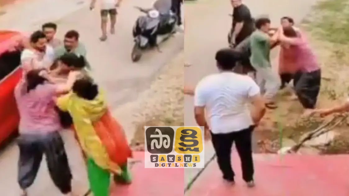 కుక్క తెచ్చిన తంటా.. జుట్లు పట్టుకొని మరీ కొట్టుకున్న కాలనీ మహిళలు.. అసలేమైంది తెలియాలంటే ఈ (వీడియో చూడండి)