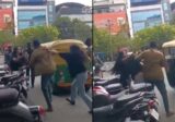 బెంగళూరులో నడిరోడ్డుపై హైడ్రామా.. దారుణంగా కొట్టుకున్న ఆటో డైవర్, యువతులు